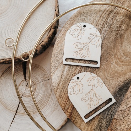 Grawerowana zawieszka w kwiaty