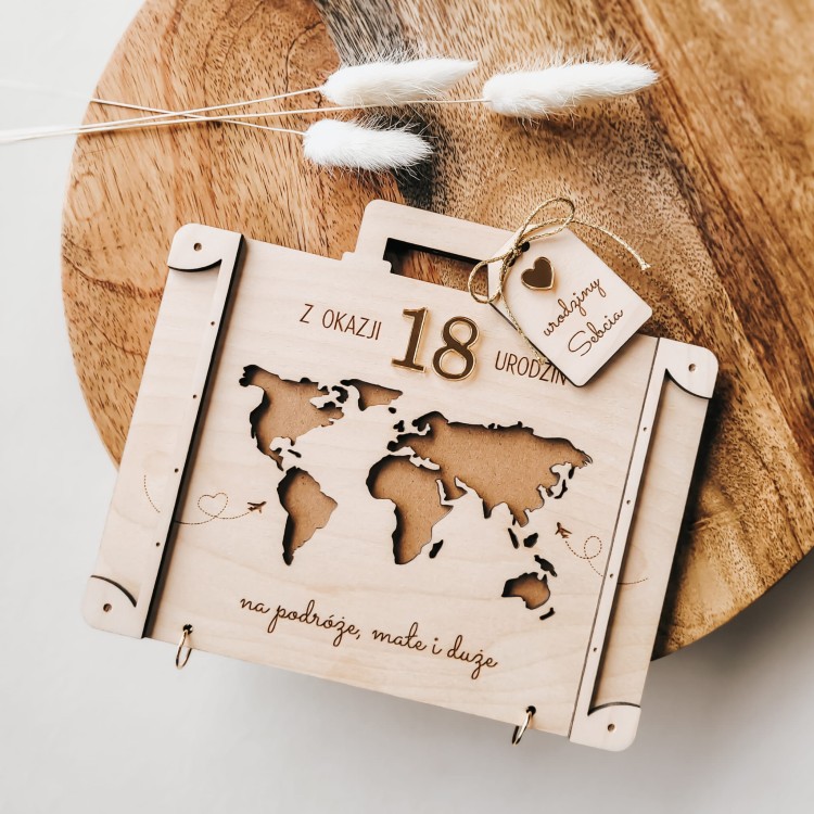 Drewniana kartka walizka na 18 20 30 40 50 60 70 urodziny
