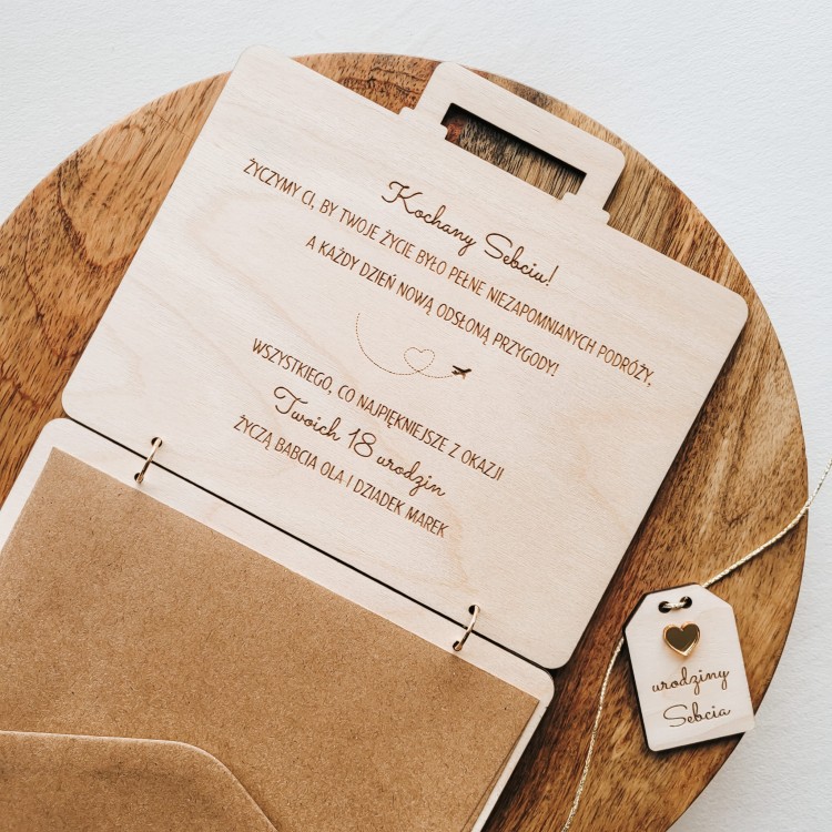 Drewniana kartka walizka na 18 20 30 40 50 60 70 urodziny