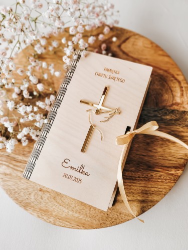 Drewniane pudełko na CHRZEST ze złotym krzyżykiem