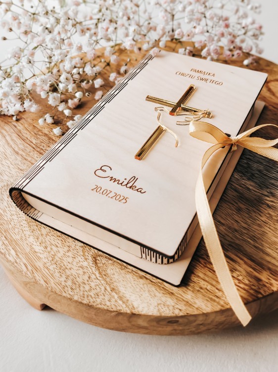 Drewniane pudełko na CHRZEST ze złotym krzyżykiem