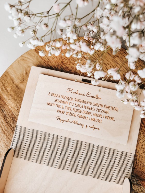 Drewniane pudełko na CHRZEST ze złotym krzyżykiem