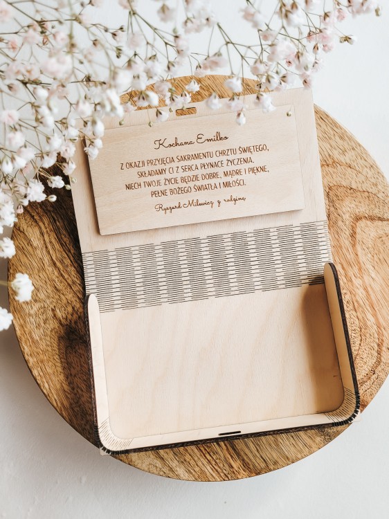 Drewniane pudełko na CHRZEST ze złotym krzyżykiem
