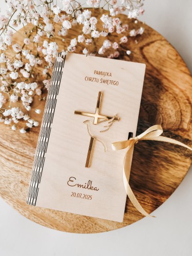Drewniane pudełko na CHRZEST ze złotym krzyżykiem