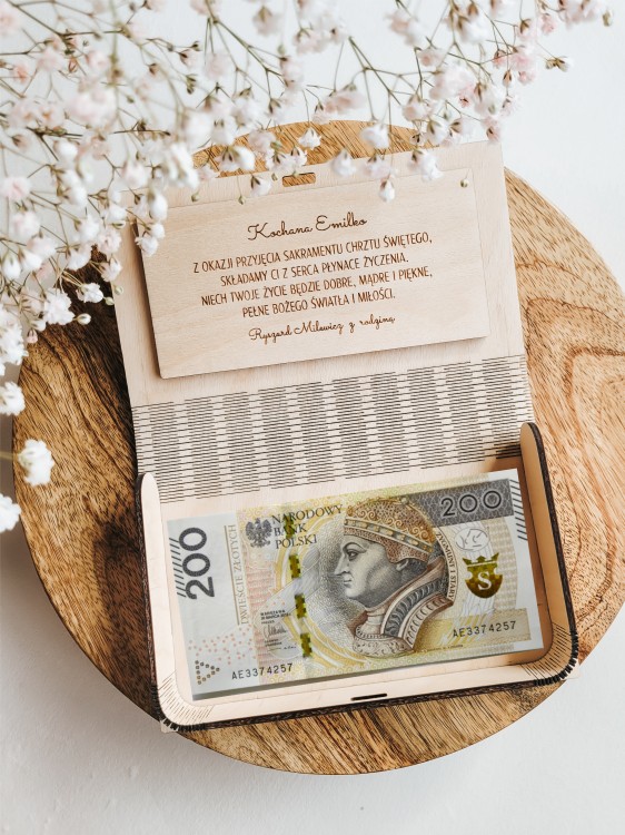 Drewniane pudełko na CHRZEST ze złotym krzyżykiem