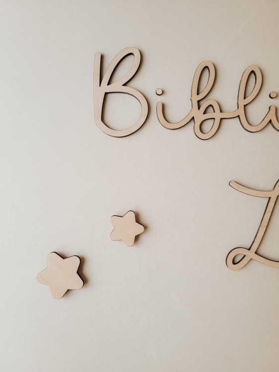 BIBLIOTECZKA napis na ścianę