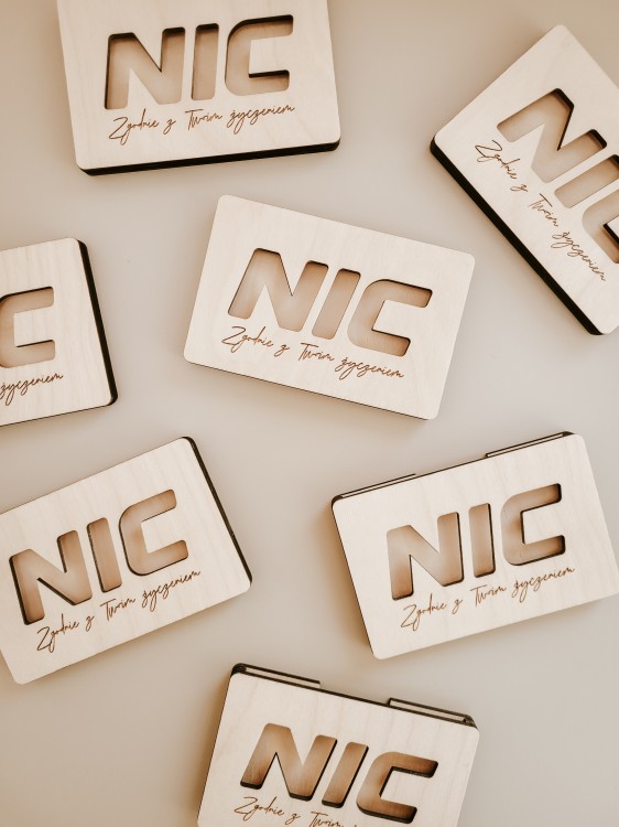 NIC drewniane pudełko na bon podarunkowy