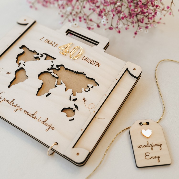 Drewniana kartka walizka na 18 20 30 40 50 60 70 urodziny