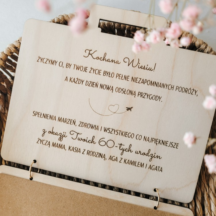 Drewniana kartka walizka na 18 20 30 40 50 60 70 urodziny