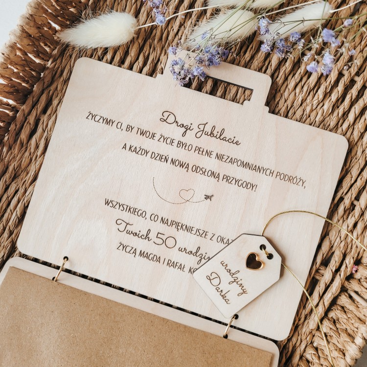 Drewniana kartka walizka na 18 20 30 40 50 60 70 urodziny