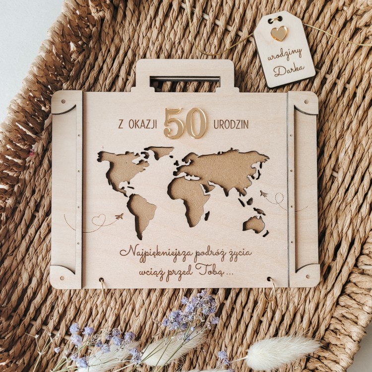 Drewniana kartka walizka na 18 20 30 40 50 60 70 urodziny