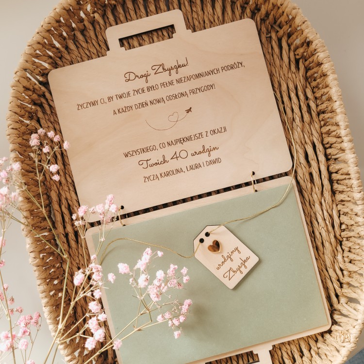 Drewniana kartka walizka na 18 20 30 40 50 60 70 urodziny