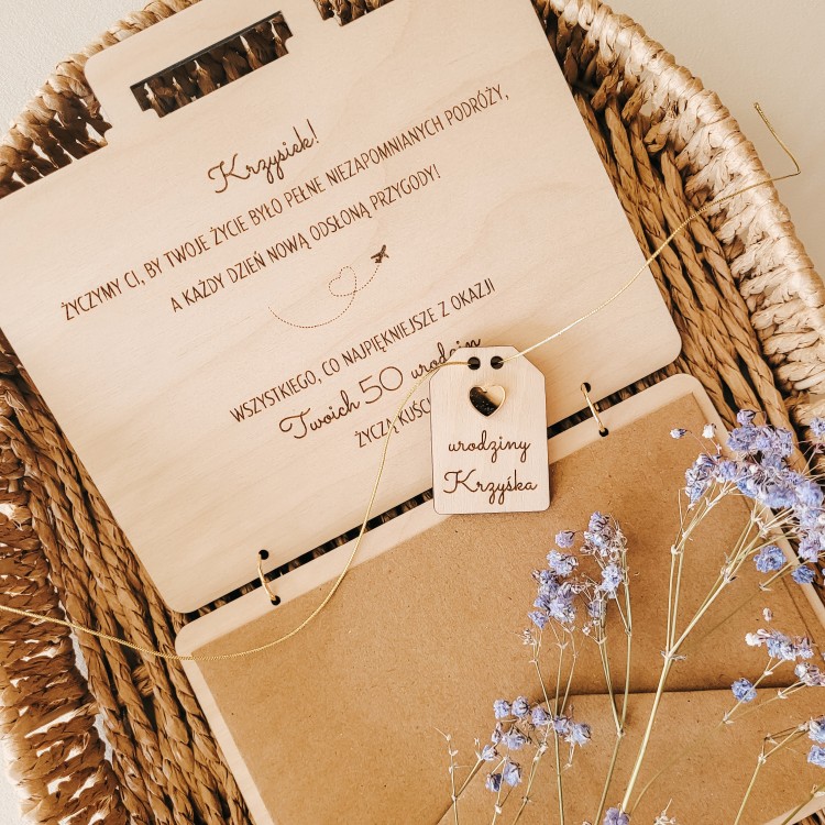 Drewniana kartka walizka na 18 20 30 40 50 60 70 urodziny